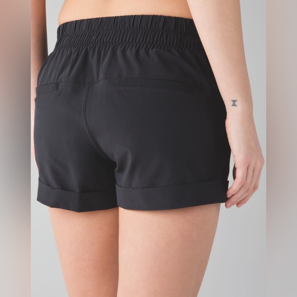 *SOLD Lululemon Spring Break Away Short II- Black/ Size 4 - Picture 2 of 3
